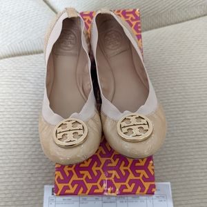 Tory Burch beige patent calf ballerina flats on size 6